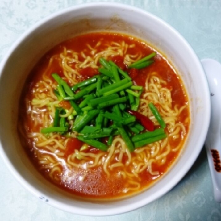 トマトがいっぱい！トマトラーメン（インスタント麺）